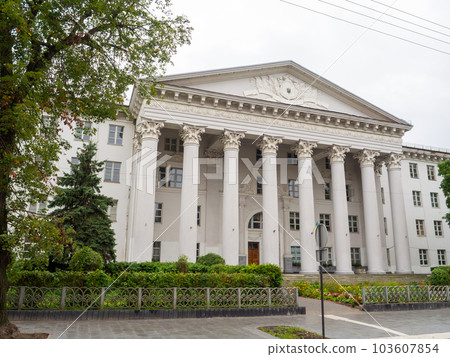 The building in Lviv in the style of the Stalinist Empire 103607854