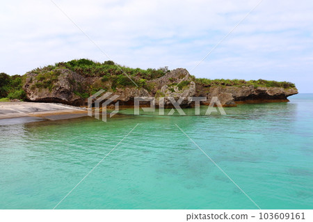 從上地港碼頭看到的帕納里島(新城島)奎努帕納 從上地港碼頭看到的帕納里島(新城島)奎努帕納 103609161