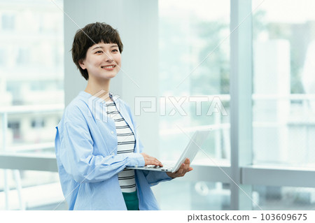 A young lady who operates a personal computer 103609675