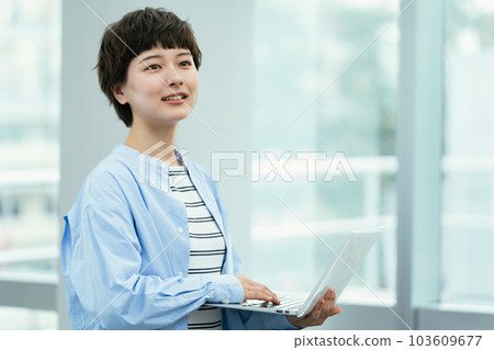 A young lady who operates a personal computer 103609677