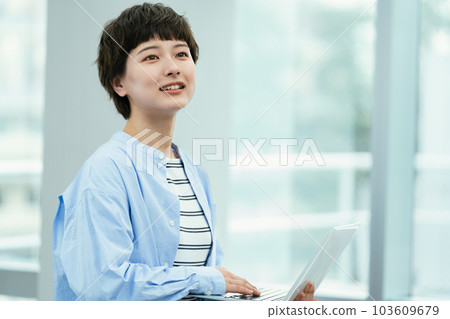 A young lady who operates a personal computer A young lady who operates a personal computer 103609679