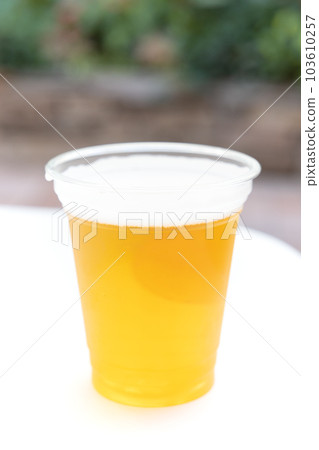 塑料杯中美味的生啤酒 塑料杯中美味的生啤酒 103610257