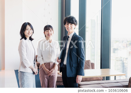 年輕的商務人士在辦公室交談 年輕的商務人士在辦公室交談 103610606