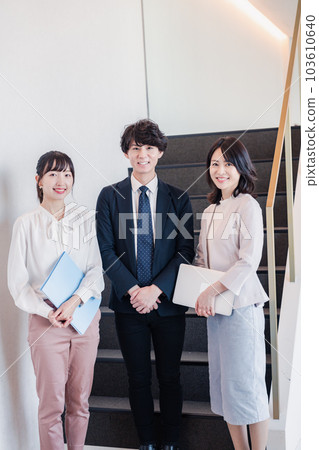 年輕的商務人士在辦公室交談 年輕的商務人士在辦公室交談 103610640