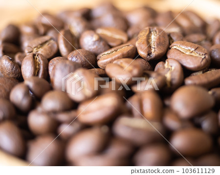 brown arabica coffee bean roast level medium taste delicate lively bright seed caffeine espresso drink food cafe beverage Chiang Rai, Thailand coffee on wooden table background top view selected focus 103611129