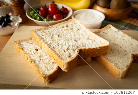 Bread with rye 6 slices of rye bread 103611207