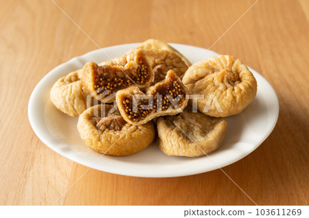 Dried figs, dried fruits, and dried figs served on a plate 103611269