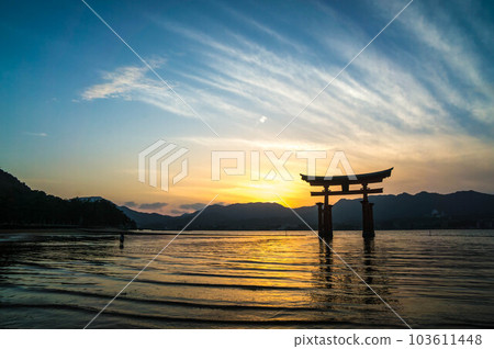 Beautiful summer evening view of Itsukushima Shrine in Miyajima, Hiroshima 103611448