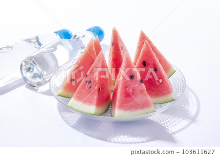 Cut watermelon 103611627