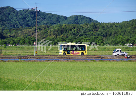 黃色廣域救生車行駛在農村縣道上的場景 103611983