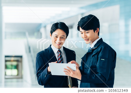 Workers and businessmen having a meeting 103612349