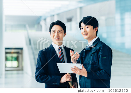 Workers and businessmen having a meeting 103612350