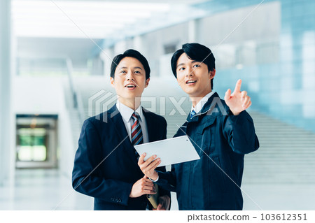 Workers and businessmen having a meeting 103612351