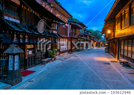 長野縣，中山道，奈良井宿的街景，夜景，夜景 103612946