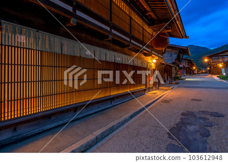長野縣，中山道，奈良井宿的街景，夜景，夜景 103612948