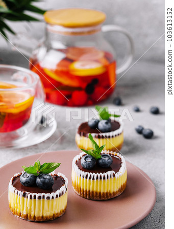 Mini chocolate cheesecake decorated with blueberries 103613152