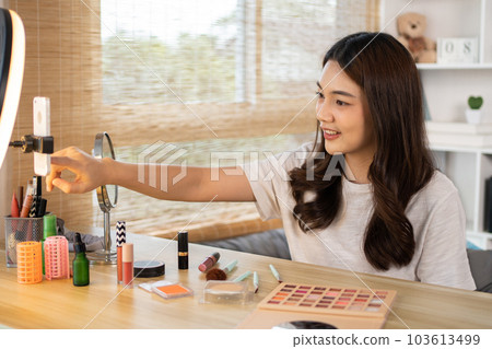 Influential women in the makeup industry are performing live or streaming makeup tutorials and teaching techniques to look more beautiful, Cosmetics for beauty, Beauty bloggers. 103613499