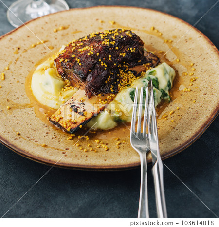 Beer braised brisket on mashed potatoes Beer braised brisket on mashed potatoes 103614018