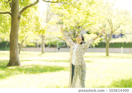 一個女人在公園散步的照片 一個女人在公園散步的照片 103614300