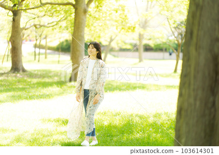 一個女人在公園散步的照片 一個女人在公園散步的照片 103614301