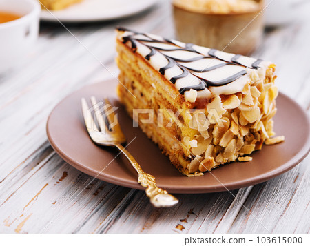 Cake with peanuts, walnuts, chocolate and caramel cream 103615000