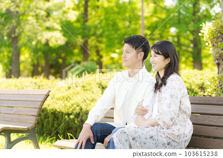 Photo of a couple sitting on a bench 103615238