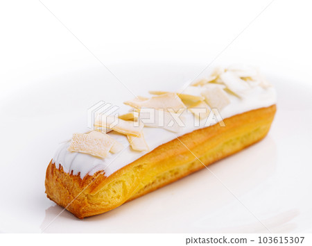 Eclair with white chocolate on white plate 103615307