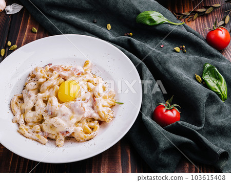 different types of italian pasta in bowls 103615408