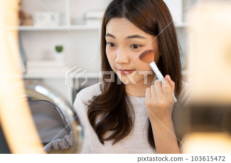 Influential women in the makeup industry are performing live or streaming makeup tutorials and teaching techniques to look more beautiful, Cosmetics for beauty, Beauty bloggers. Influential women in the makeup industry are performing live or streaming makeup tutorials and teaching techniques to look more beautiful, Cosmetics for beauty, Beauty bloggers. 103615472