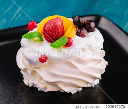 Anna Pavlova cake with cream and fresh berries 103616070