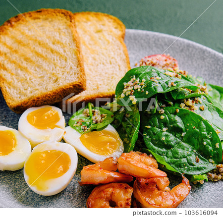 Grilled shrimps and fresh vegetable salad and egg 103616094