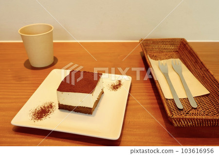 咖啡館供應方形提拉米蘇 咖啡館供應方形提拉米蘇 103616956