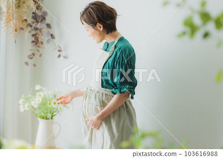 Pregnant woman living room 103616988