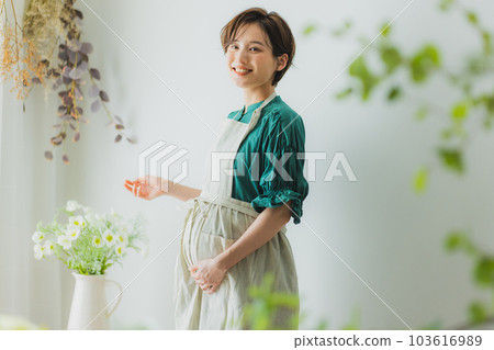 Pregnant woman living room 103616989