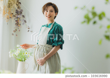Pregnant woman living room 103616990