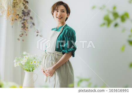 Pregnant woman living room 103616991
