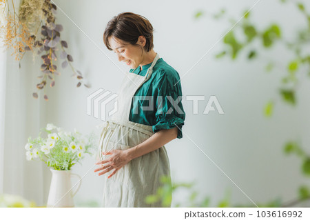 Pregnant woman living room 103616992