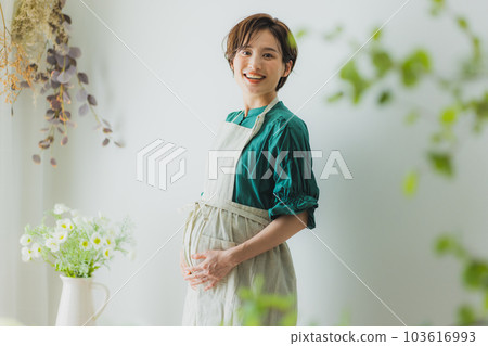 Pregnant woman living room 103616993