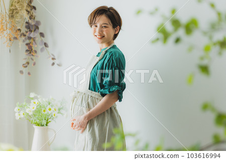 Pregnant woman living room 103616994