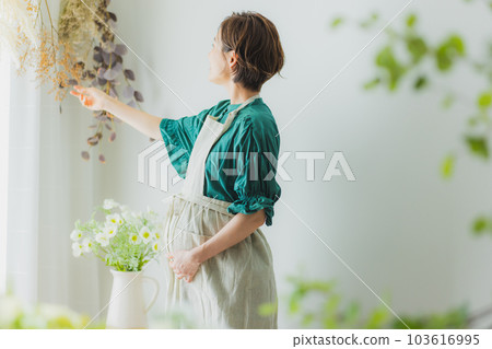 Pregnant woman living room 103616995