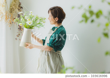 Pregnant woman living room 103616996