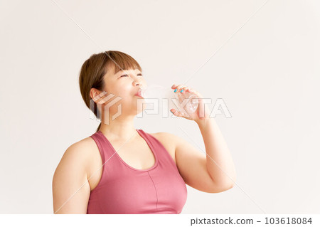 一個胖乎乎的年輕女人加上尺寸模型補液的圖像 103618084