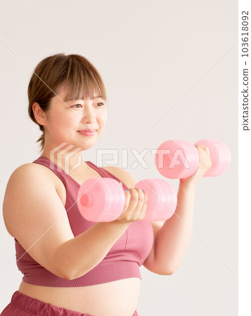 胖乎乎的年輕女子正在訓練加上尺寸模型圖像 胖乎乎的年輕女子正在訓練加上尺寸模型圖像 103618092
