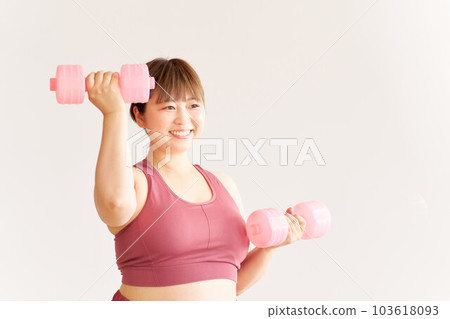 胖乎乎的年輕女子正在訓練加上尺寸模型圖像 103618093