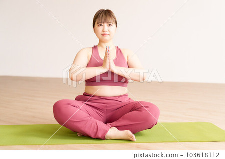 做瑜伽的胖乎乎的年輕女人加上尺寸模型圖像 103618112