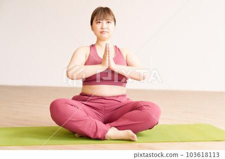 做瑜伽的胖乎乎的年輕女人加上尺寸模型圖像 103618113