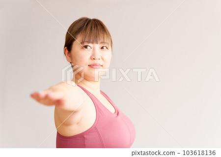 做瑜伽的胖乎乎的年輕女人加上尺寸模型圖像 做瑜伽的胖乎乎的年輕女人加上尺寸模型圖像 103618136