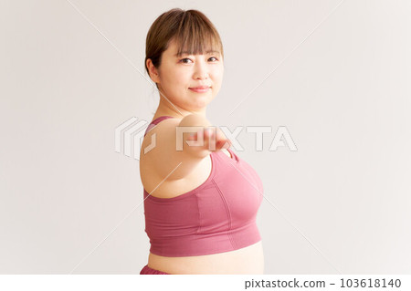 做瑜伽的胖乎乎的年輕女人加上尺寸模型圖像 做瑜伽的胖乎乎的年輕女人加上尺寸模型圖像 103618140