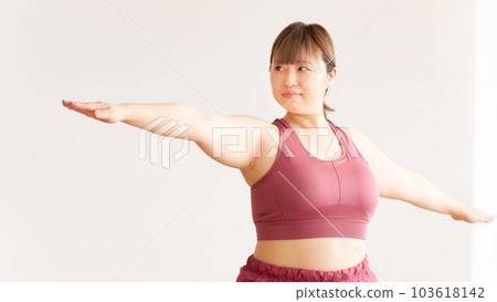 做瑜伽的胖乎乎的年輕女人加上尺寸模型圖像 103618142