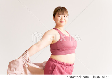 豐滿的年輕女人脫掉她的夾克加上尺寸模型圖像 豐滿的年輕女人脫掉她的夾克加上尺寸模型圖像 103618148